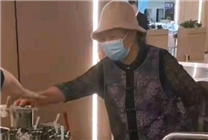 

京东集团董事长偕母亲慰问员工：亲自