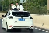 

车载未成年人肢体外露隐患：行车安全
