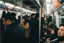 

地铁踩踏事件背后：摆拍网红遭行拘！