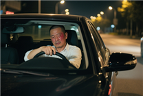 

交警执法现场现荒诞一幕：酒驾者误把
